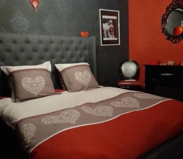 Barr Apartment | LOVE ROOM Le rouge et noir