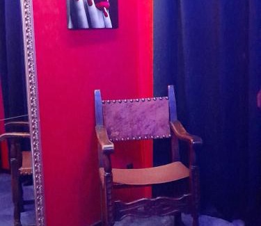 Barr Apartment | LOVE ROOM Le rouge et noir