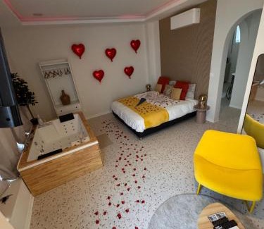 Strasbourg Apartment | Love Room Strasbourg - Jacuzzi & Sauna - Yellow