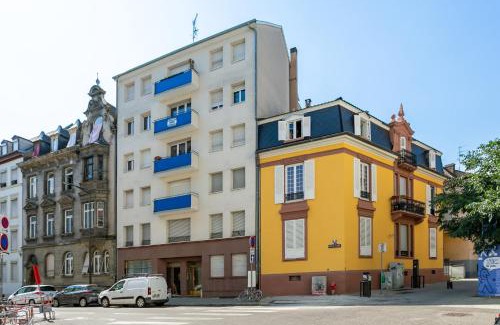 Strasbourg Apartment | Love Room Strasbourg - Jacuzzi & Sauna - Yellow