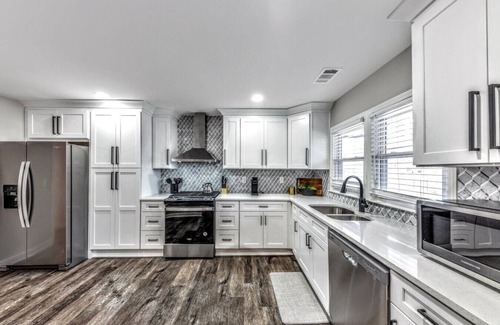 Austell House | Love Street Retreat|Immaculate Rebuild 4BR Private
