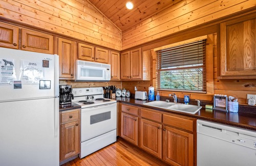Gatlinburg - Pigeon Forge Cabin | Love the View - Beautiful Mountain Escape w/Hot Tub, Pool Table, Arcade & WiFi