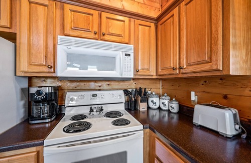 Gatlinburg - Pigeon Forge Cabin | Love the View - Beautiful Mountain Escape w/Hot Tub, Pool Table, Arcade & WiFi