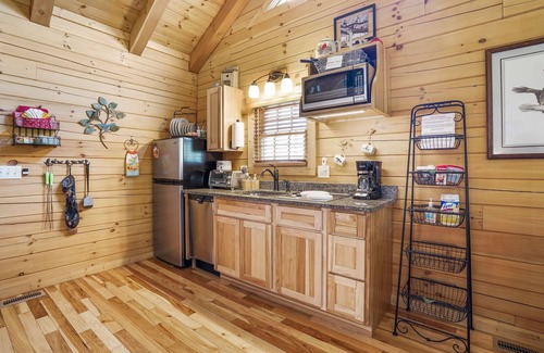 Logan Cabin | Lovebirds Landing Couples Cabin