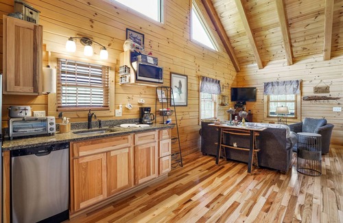 Logan Cabin | Lovebirds Landing Couples Cabin