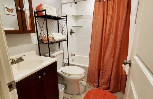 Poplar Apartment | Lovely 1 Bdr & 1Bth with Meal Prep Option