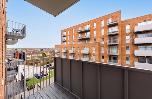 Slough Apartment | Lovely 1-Bed Apartment in Slough with free parking