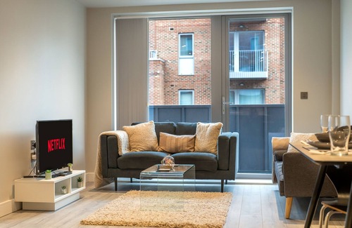Slough Apartment | Lovely 1-Bed Apartment in Slough with free parking