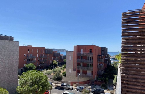 Balaruc-les-Bains Apartment | Lovely 1-Bedroom Apartment with Terrace and Garage in Balaruc-les-Bains