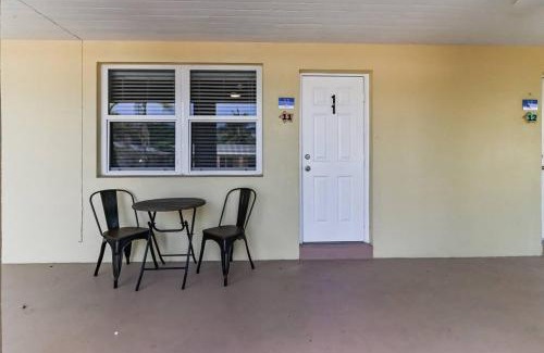Singer Island Apartment | Lovely 1 Bedroom Steps from the Beach