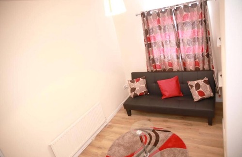 Canning Town Apartment | Lovely 1-bedroom condo in Greater London