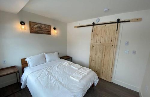 North Central Edmonton Apartment | Lovely 1 Bedroom Condo with Free Parking And Balcony