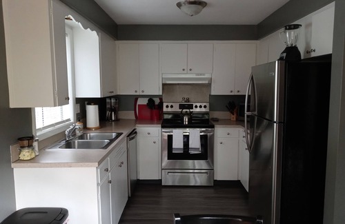 Central Area Condo | Lovely 1 Bedroom Creekside Condo Near Capital, Willamette and Hospital
