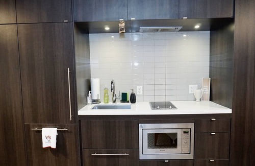 Midtown Toronto Apartment | Lovely 1-bedroom+den Yorkville condo