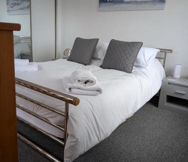 Newborough Apartment | Lovely 1 Bedroom House with Private Garden and Parking