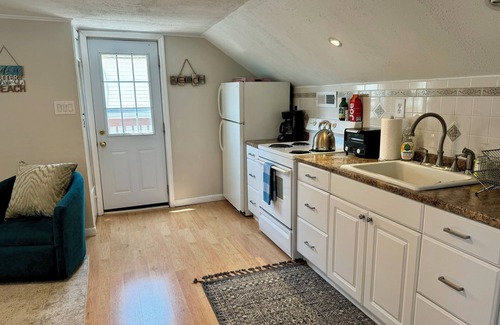 Brigantine House | Lovely 1 bedroom + queen sofa in Lvrm 1 1/2 blocks from beach.