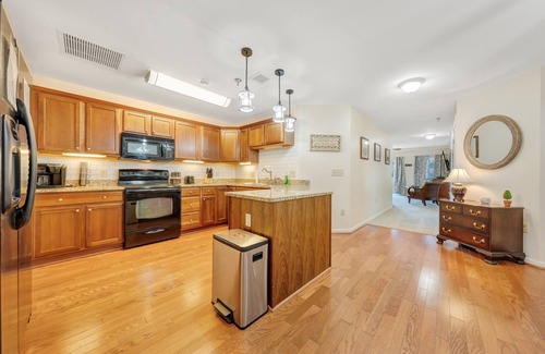 Moneta Condo | Lovely 1 king bedroom dwnt moneta on-site restaurant