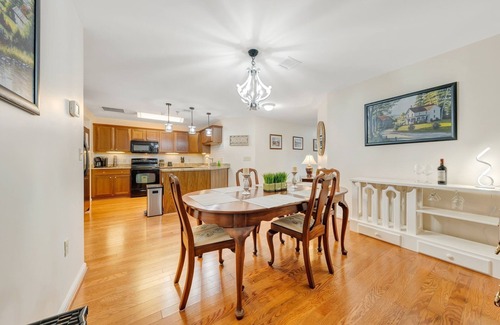 Moneta Condo | Lovely 1 king bedroom dwnt moneta on-site restaurant