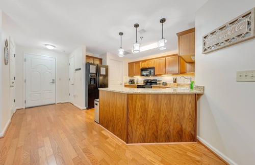 Moneta Condo | Lovely 1 king bedroom dwnt moneta on-site restaurant
