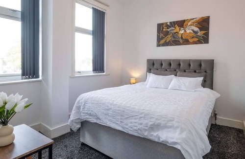 Coventry House | Lovely 13-Bed House in Coventry