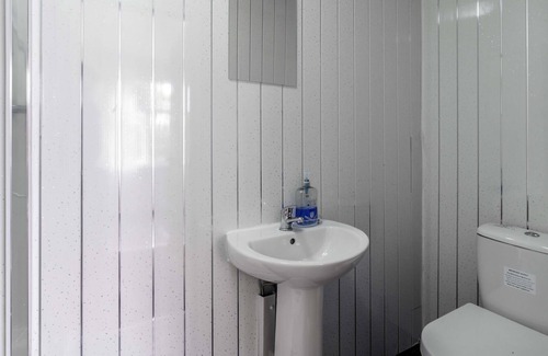 Coventry House | Lovely 13-Bed House in Coventry