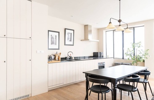 Lower Town Apartment | Lovely 1BD Apt in Brussels city centre, sleeps 4