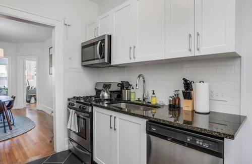 Detroit Apartment | Lovely 2/1 Apt near the Villages | Free Parking