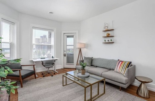 Detroit Apartment | Lovely 2/1 Apt near the Villages | Free Parking