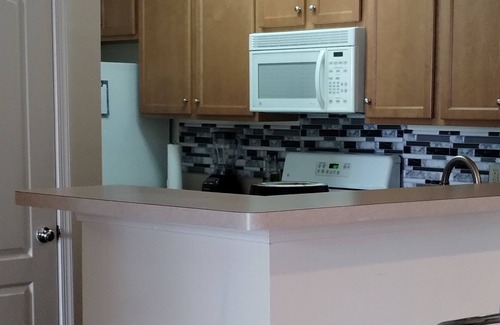 Woodbridge Apartment | Lovely 2 bed 2 bath rental w/ balcony/fireplace near DC