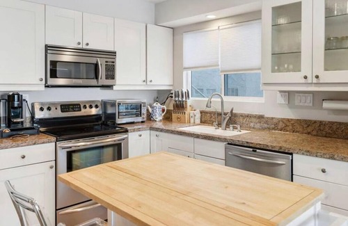 Malibu Apartment | Lovely 2 Bed Condo in heart of Malibu / Sea Views
