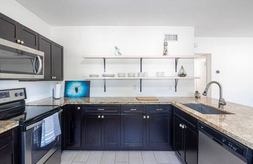 Bay Harbor Islands Apartment | Lovely 2 bed 1 bath apartment 2 min away of beach!