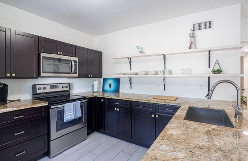 Bay Harbor Islands Apartment | Lovely 2 bed 1 bath apartment 2 min away of beach!