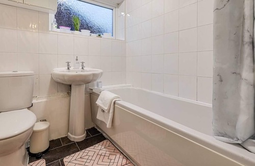 Belle Vue Apartment | Lovely 2 Bedroom Apartment with fireplace