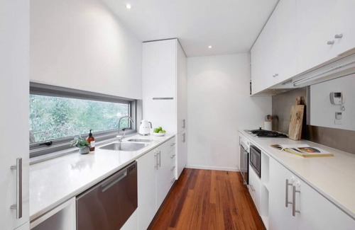 Carlton South Condo | Lovely 2 bedroom Apartment in Carlton