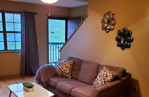 Kingsport House | Lovely 2 Bedroom Condo Near Downtown & Golf