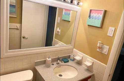 Sunrise Apartment | Lovely 2 Bedroom Condo With Free Parking & Wifi!