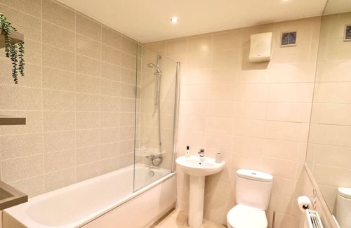Glasgow Apartment | Lovely 2 Bedroom Apartment Overlooking River Clyde