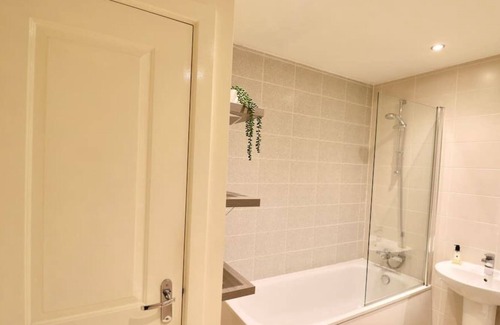 Glasgow Apartment | Lovely 2 Bedroom Apartment Overlooking River Clyde