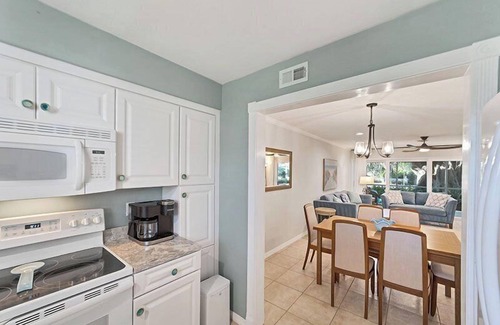 Saint Armands Key Condo | Lovely 2 Bedroom near St. Armands! SAKA11A