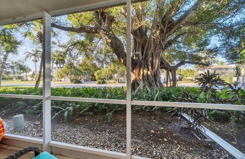 Saint Armands Key Condo | Lovely 2 Bedroom near St. Armands! SAKA11A
