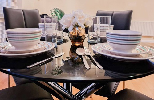Colyers Apartment | Lovely 2-bedroom Penthouse Apt Free Parking