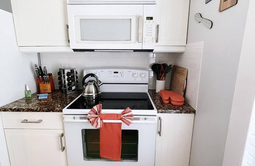 Virginia Park Apartment | Lovely 2 bedroom rental, 2 minutes from the bay