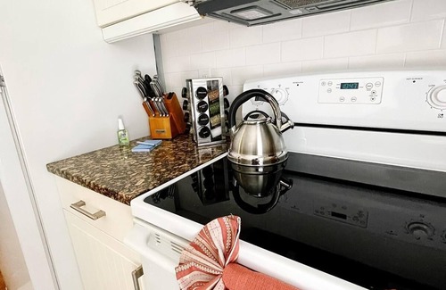 Virginia Park Apartment | Lovely 2 bedroom rental, 2 minutes from the bay