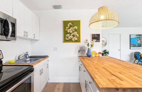 Sailboat Bend Apartment | Lovely 2 BR Condo in Sailboat Bend
