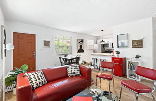 Sailboat Bend House | Lovely 2 BR condo with free parking on premises