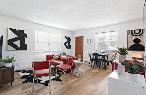 Sailboat Bend House | Lovely 2 BR condo with free parking on premises