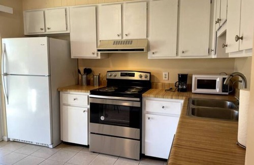 Warner Robins Condo | Lovely 2-BR Condo/3mi from Aviation Museum