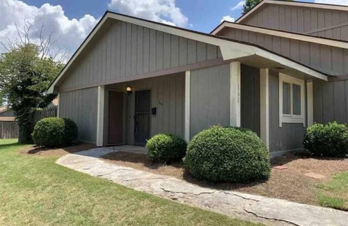 Warner Robins Condo | Lovely 2-BR Condo/3mi from Aviation Museum