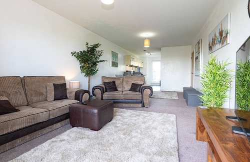 Clayton Apartment | Lovely 2 BR Flat With Balcony Near City Centre