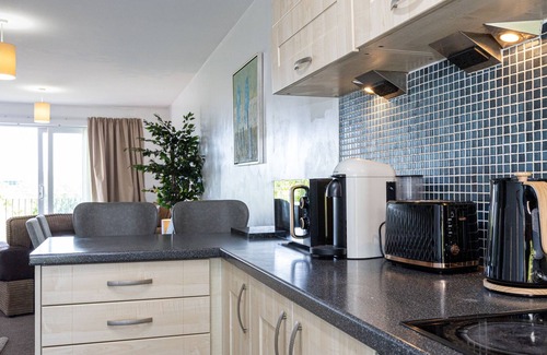 Clayton Apartment | Lovely 2 BR Flat With Balcony Near City Centre